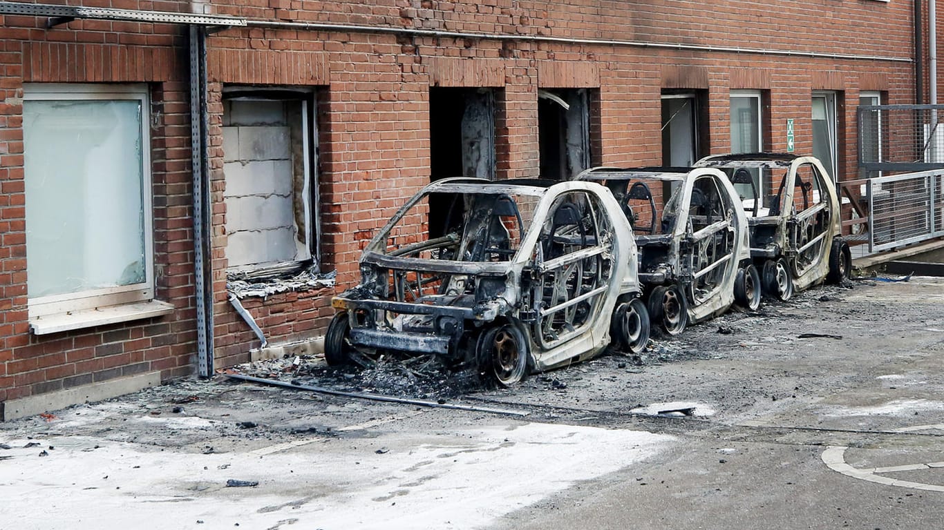 Drei ausgebrannte AfD-Autos: Die Polizei geht von einer politisch motivierten Tat aus.