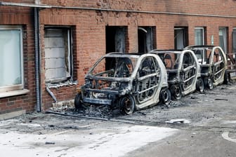 Drei ausgebrannte AfD-Autos: Die Polizei geht von einer politisch motivierten Tat aus.