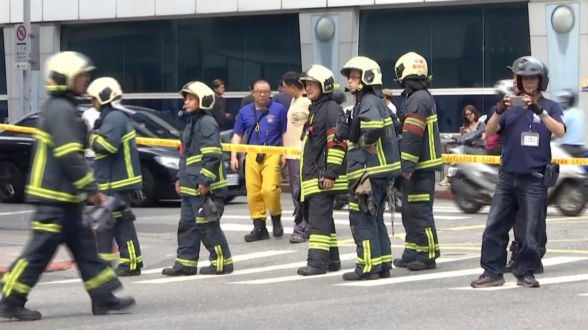 Feuerwehrleute in Taipeh: Das Erdbeben hatte eine Stärke von 6,1.
