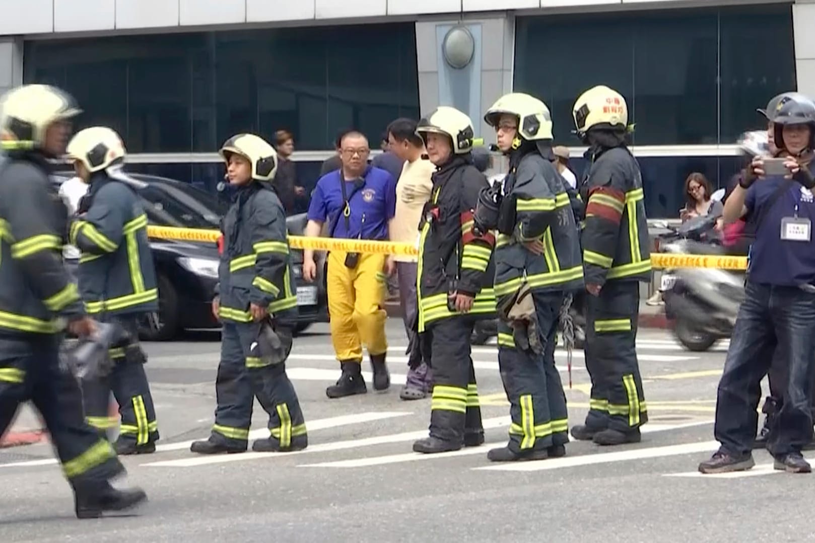 Feuerwehrleute in Taipeh: Das Erdbeben hatte eine Stärke von 6,1.