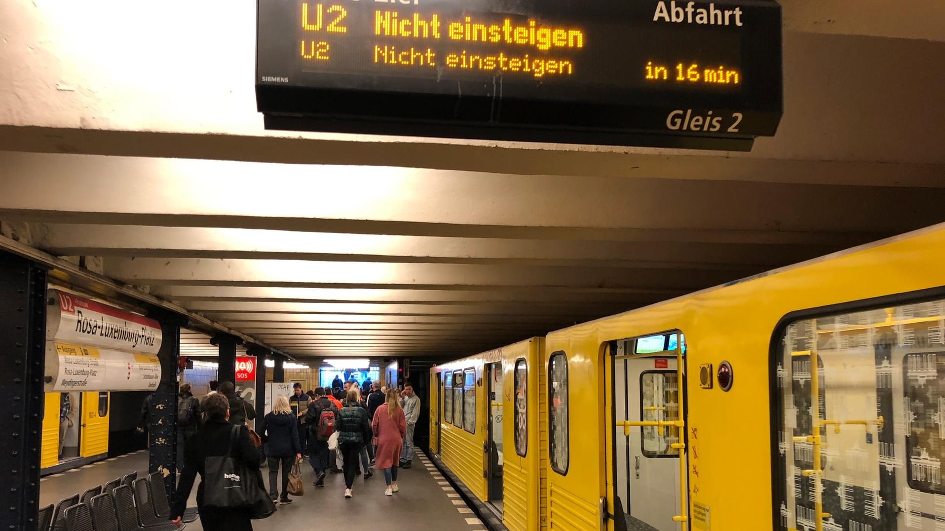 U-Bahnstation Rosa-Luxemburg-Platz: Zwischen dieser Haltestelle und der Stationen Senefelderplatz ist die U2 unterbrochen. U-Bahnstation Rosa-Luxemburg-Platz: Zwischen dieser Haltestelle und der Stationen Senefelderplatz ist die U2 unterbrochen.