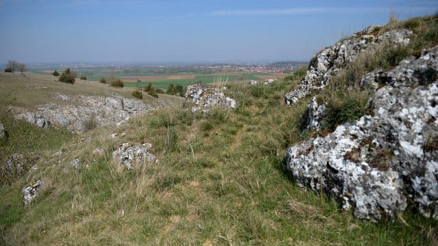 Das durch einen Meteoriteneinschlag entstandene Nördlinger Ries weist ähnliche Gesteinsstrukturen auf, wie sie auf dem Mond zu finden sind.