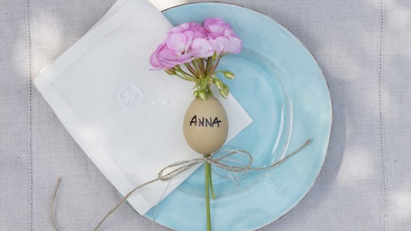 Ein ausgeblasenes beschriftetes Ei ist eine tolle österliche Alternative zu klassischen Namensschildern.