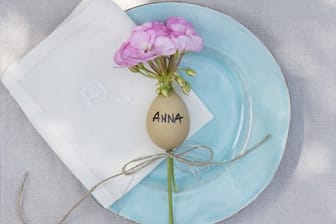 Ein ausgeblasenes beschriftetes Ei ist eine tolle österliche Alternative zu klassischen Namensschildern.