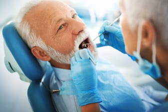 Zahnarztbesuch: Eine private Zahnzusatzversicherung schützt vor hohen Zusatzkosten. Das muss nicht viel kosten.