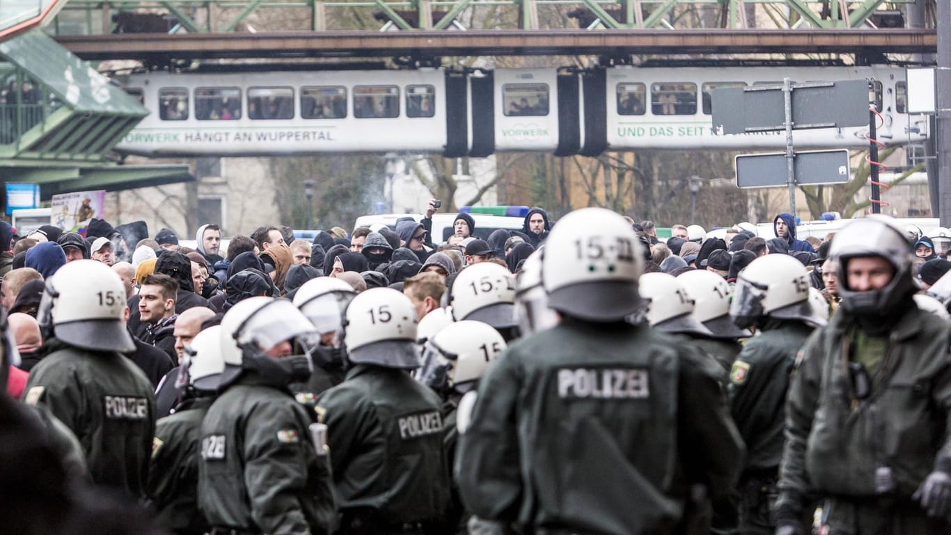 Die Polizei wird am Samstag mit einem Großaufgebot versuchen, die beiden Demonstrationen zu trennen. (Archiv-Foto)