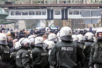 Die Polizei wird am Samstag mit einem Großaufgebot versuchen, die beiden Demonstrationen zu trennen. (Archiv-Foto)
