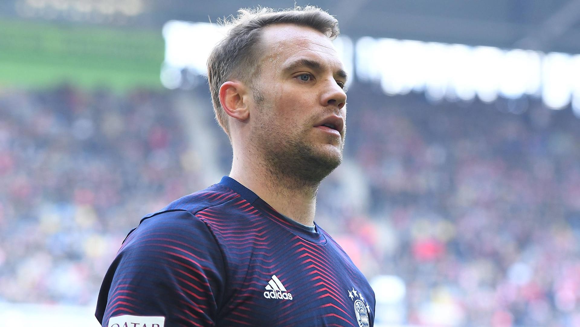 Manuel Neuer droht wegen seiner Kleidung auf einer Pressekonferenz eine Strafe.