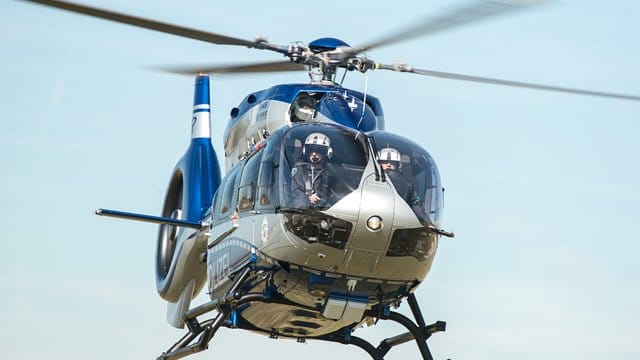 Ein Polizei-Hubschrauber in der Luft (Symbolbild): Im Essener Süden war nach einer vermissten Seniorin gesucht worden.