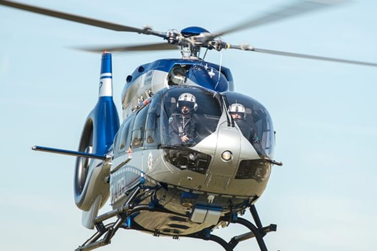 Ein Polizei-Hubschrauber in der Luft (Symbolbild): Im Essener Süden war nach einer vermissten Seniorin gesucht worden.