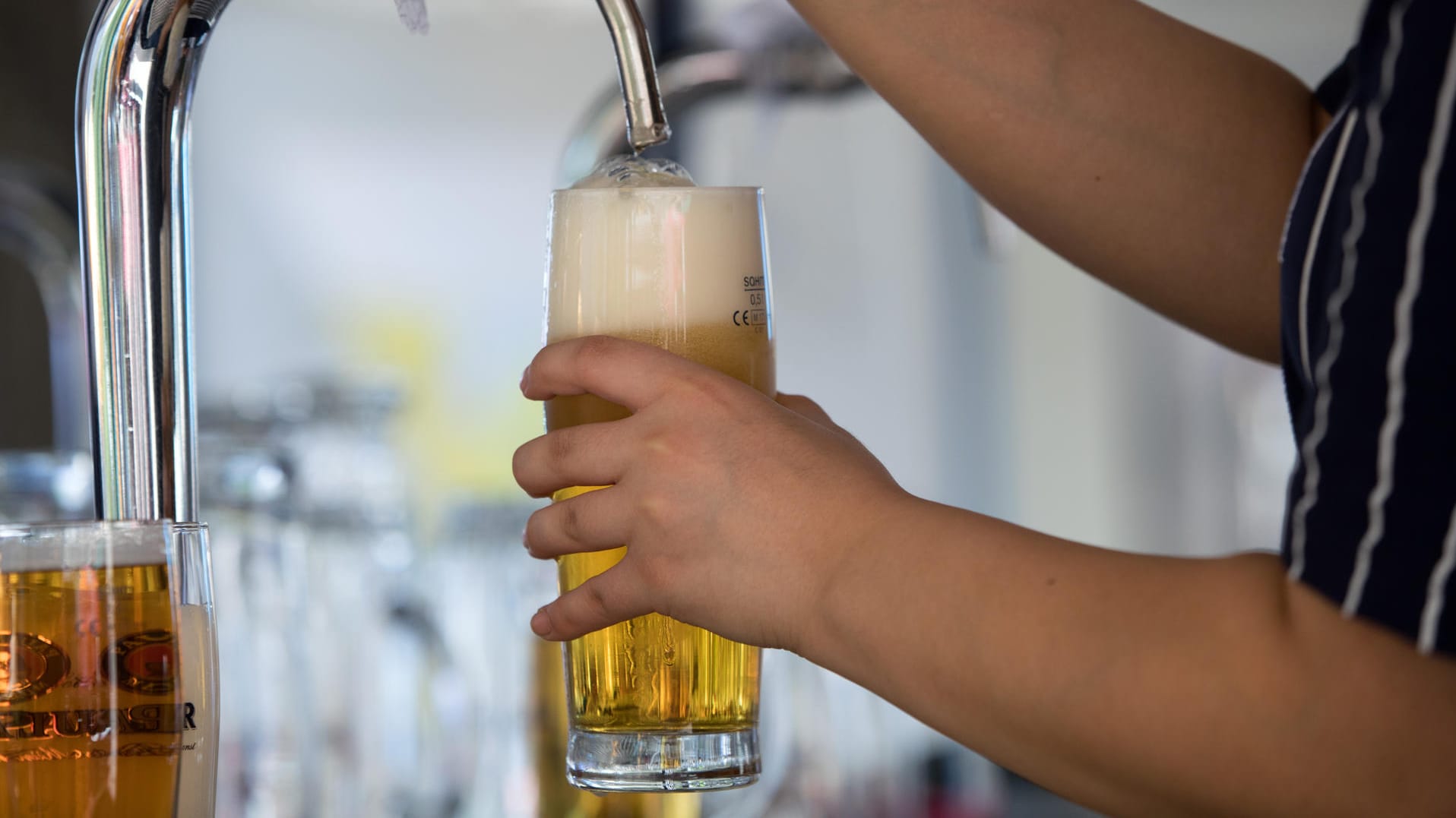 Bier wird gezapft: Die Brauereien in Deutschland haben 2018 trotz erhöhter Preise rund 184 Millionen Liter (2,2 Prozent) mehr Bier gebraut als im Jahr zuvor. Bier wird gezapft: Die Brauereien in Deutschland haben 2018 trotz erhöhter Preise rund 184 Millionen Liter (2,2 Prozent) mehr Bier gebraut als im Jahr zuvor.