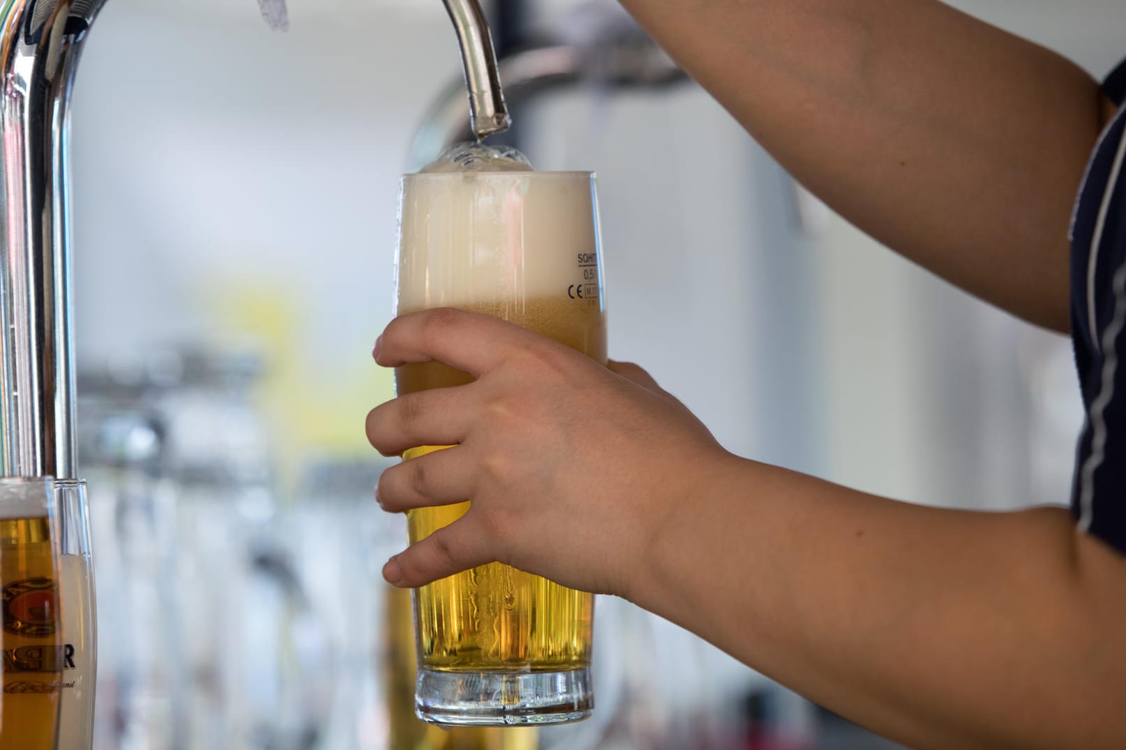 Bier wird gezapft: Die Brauereien in Deutschland haben 2018 trotz erhöhter Preise rund 184 Millionen Liter (2,2 Prozent) mehr Bier gebraut als im Jahr zuvor.