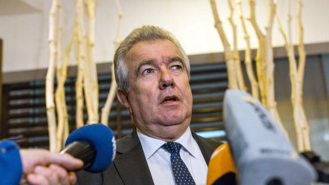 Peter Frymuth kritisiert die zunehmende Vermarktung des Fußballs. Peter Frymuth kritisiert die zunehmende Vermarktung des Fußballs.