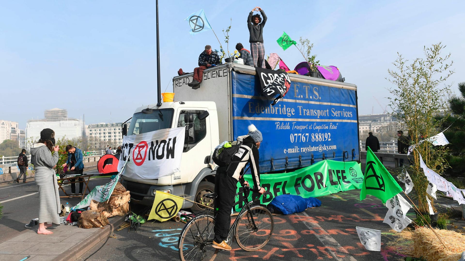 Blockade auf der Waterloo-Brücke: Die Polizei hat in London seit Montag fast 400 Klima-Demonstranten festgenommen. Blockade auf der Waterloo-Brücke: Die Polizei hat in London seit Montag fast 400 Klima-Demonstranten festgenommen.