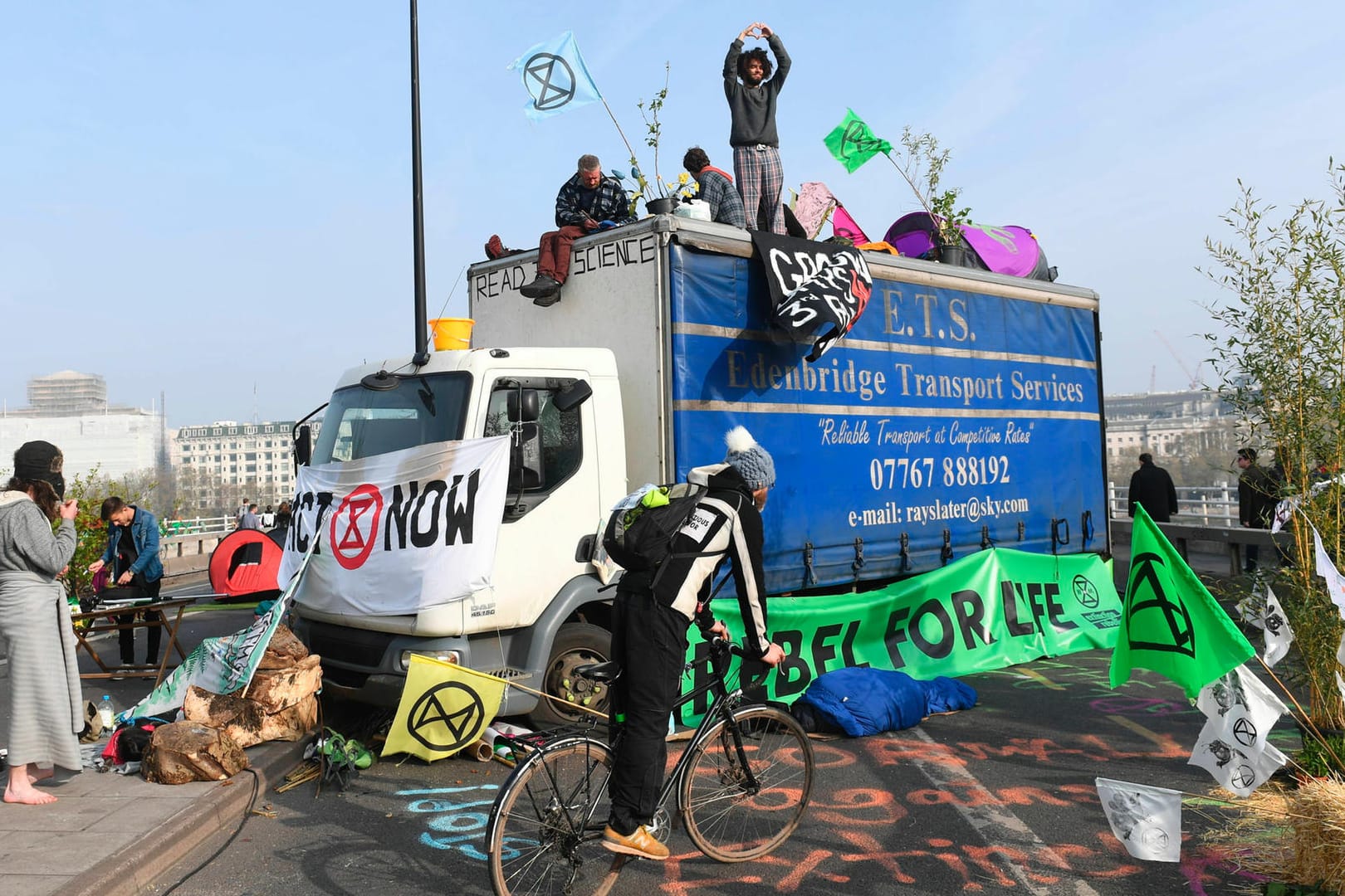 Blockade auf der Waterloo-Brücke: Die Polizei hat in London seit Montag fast 400 Klima-Demonstranten festgenommen.