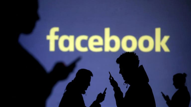Menschen vor dem Facebook-Logo (Symbolbild): Der Konzern meldet eine neue Datenpanne.