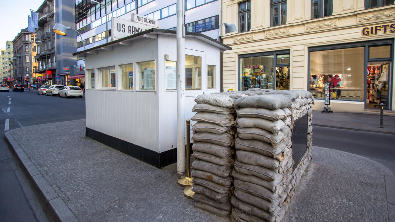 Checkpoint Charlie: Der frühere Grenzübergang steht in der Friedrichstraße in Berlin und verband früher den sowjetischen mit dem US-amerikanischen Sektor.