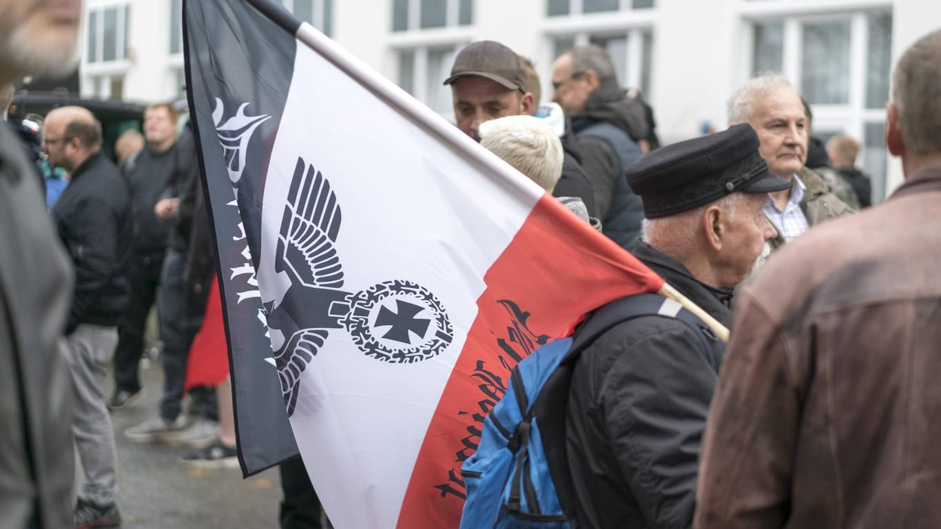 Rechte Demo in Bielefeld: Die Haftbefehle richten sich gegen 467 Personen.
