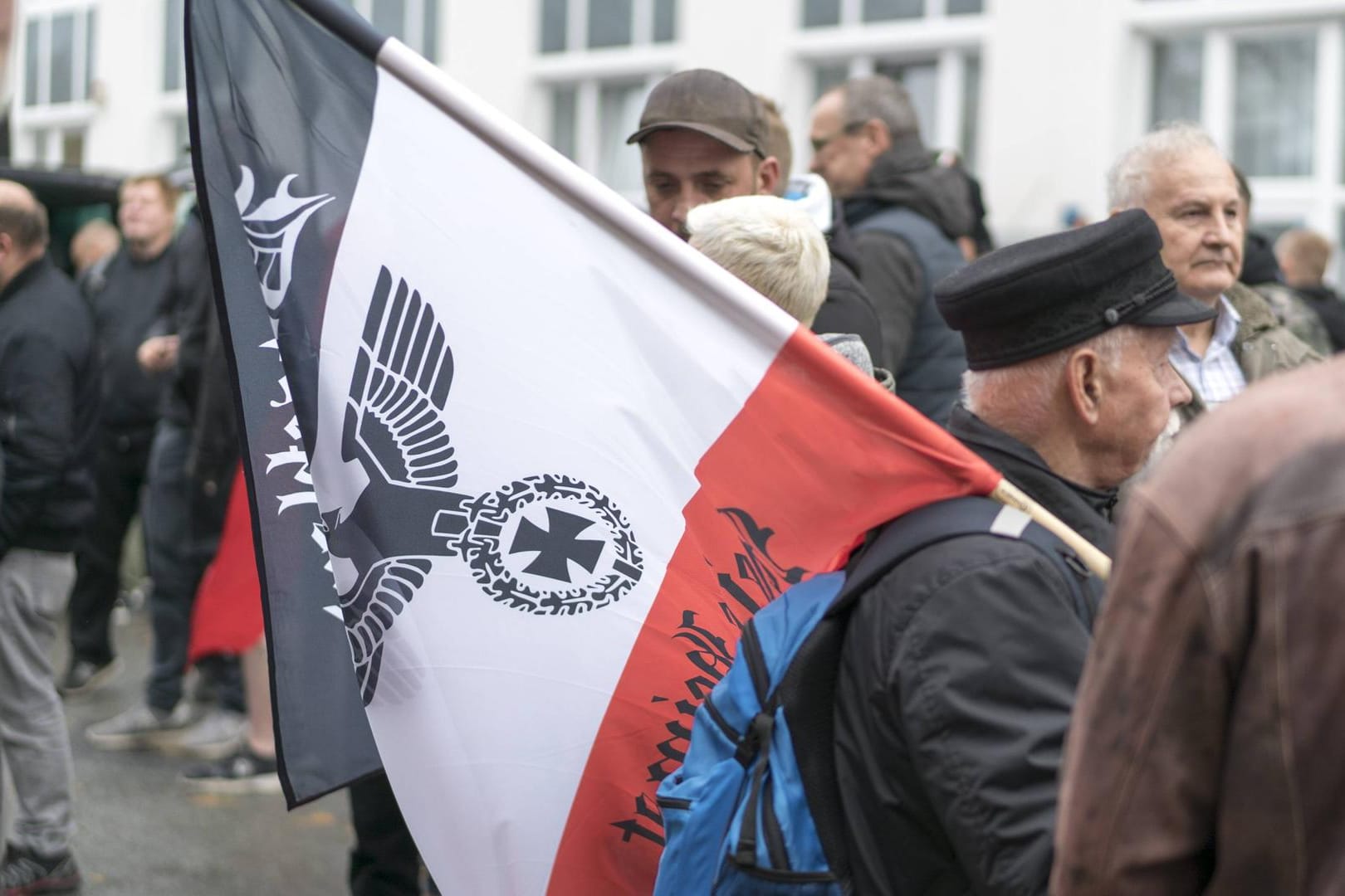 Rechte Demo in Bielefeld: Die Haftbefehle richten sich gegen 467 Personen.