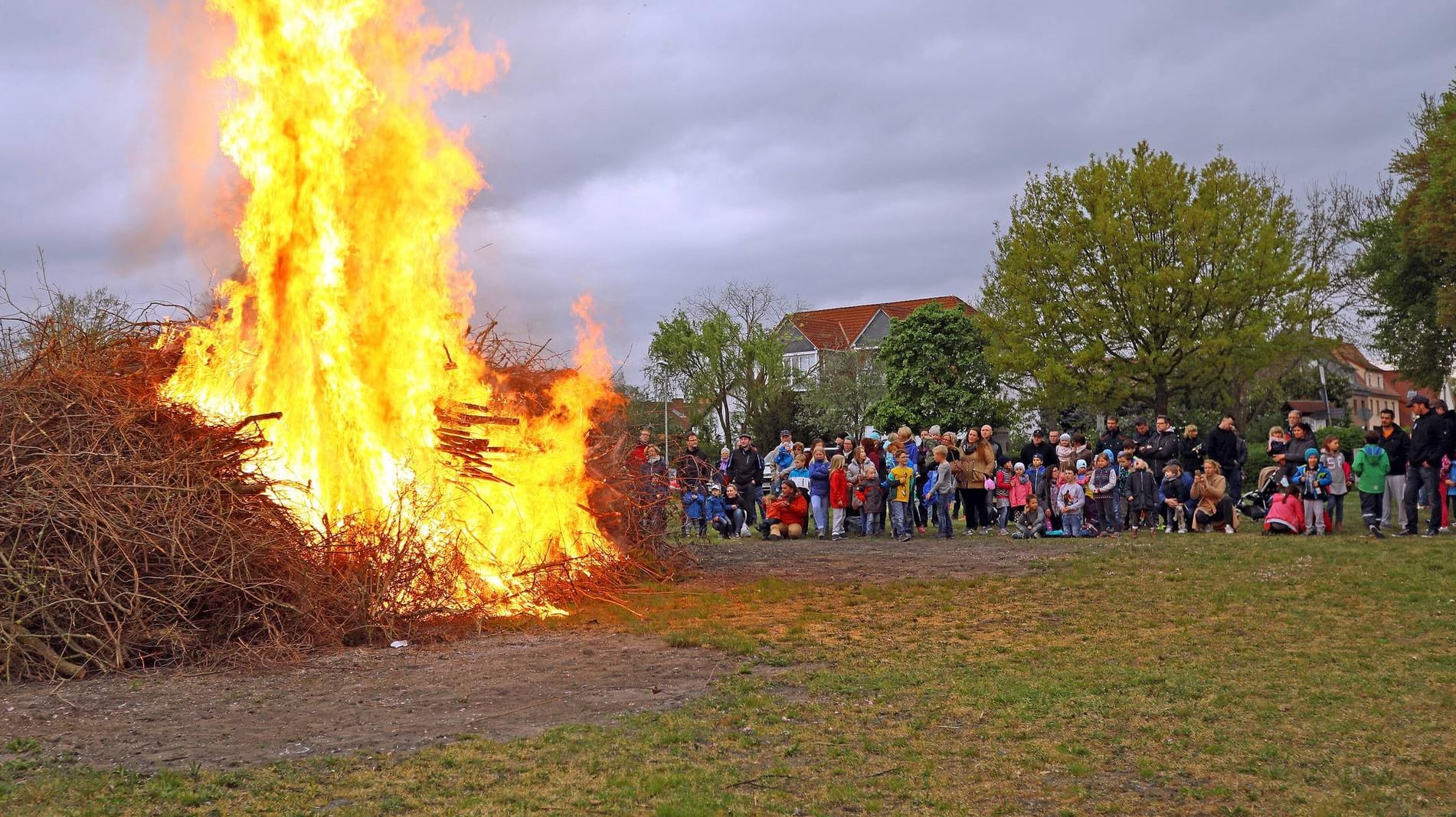 Ein Osterfeuer in Geinsheim (Rheinland-Pfalz): Da das Osterwochenende sehr trocken wird, warnt der Deutsche Wetterdienst vor hoher Waldbrandgefahr.