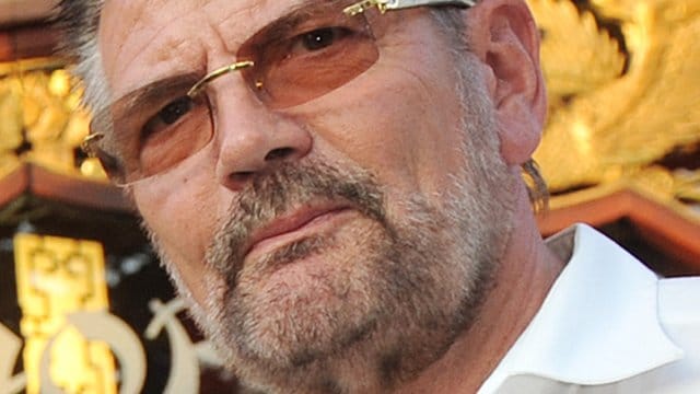 Günther Klum hat eine Kegelbahn im Internet versteigert und will das Geld aus dem Erlös spenden. Günther Klum hat eine Kegelbahn im Internet versteigert und will das Geld aus dem Erlös spenden.
