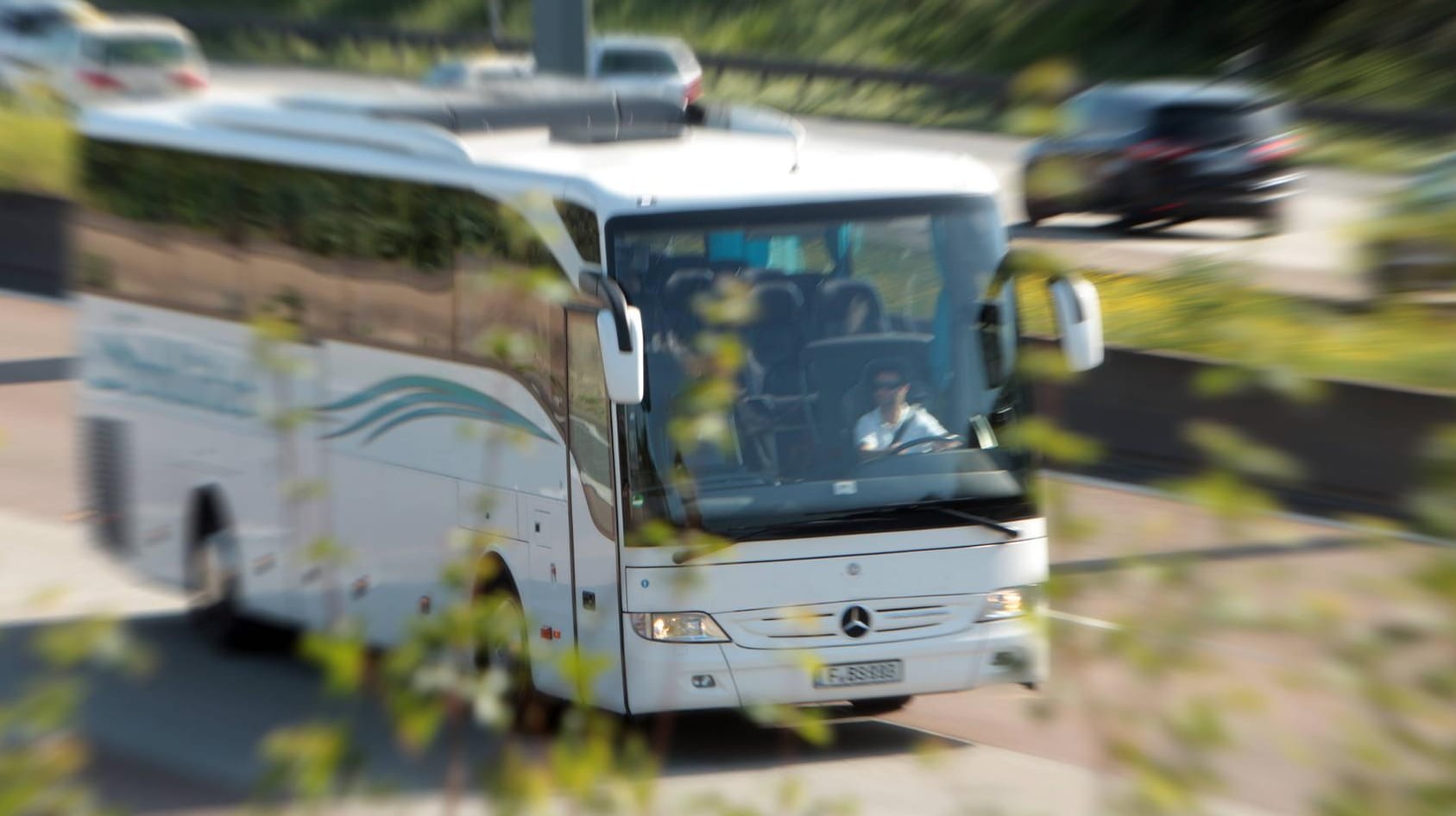 Reisebus auf der Autobahn: Einige Indizien verraten den Zustand des Busses.