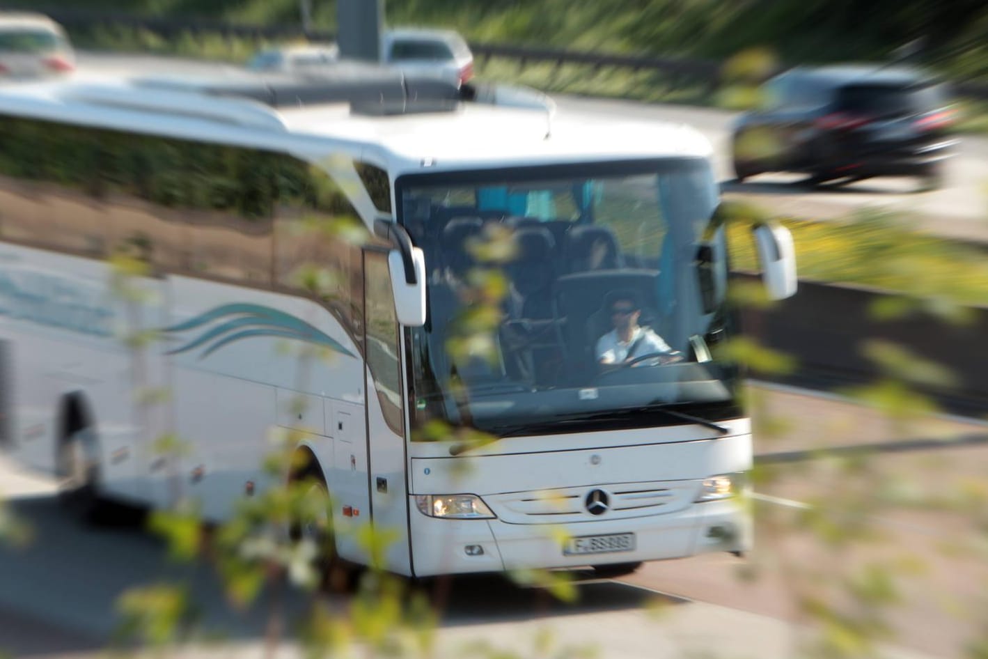 Reisebus auf der Autobahn: Einige Indizien verraten den Zustand des Busses.