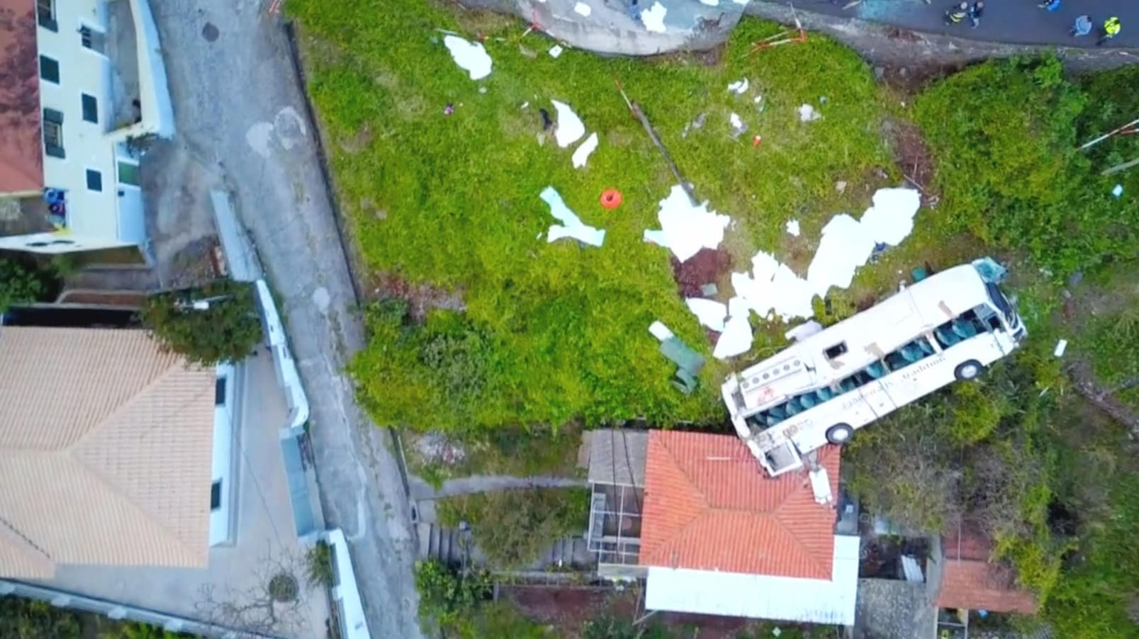 Die Unfallstelle auf Madeira: Der Bus mit den deutschen Touristen kam nur 200 Meter weit.