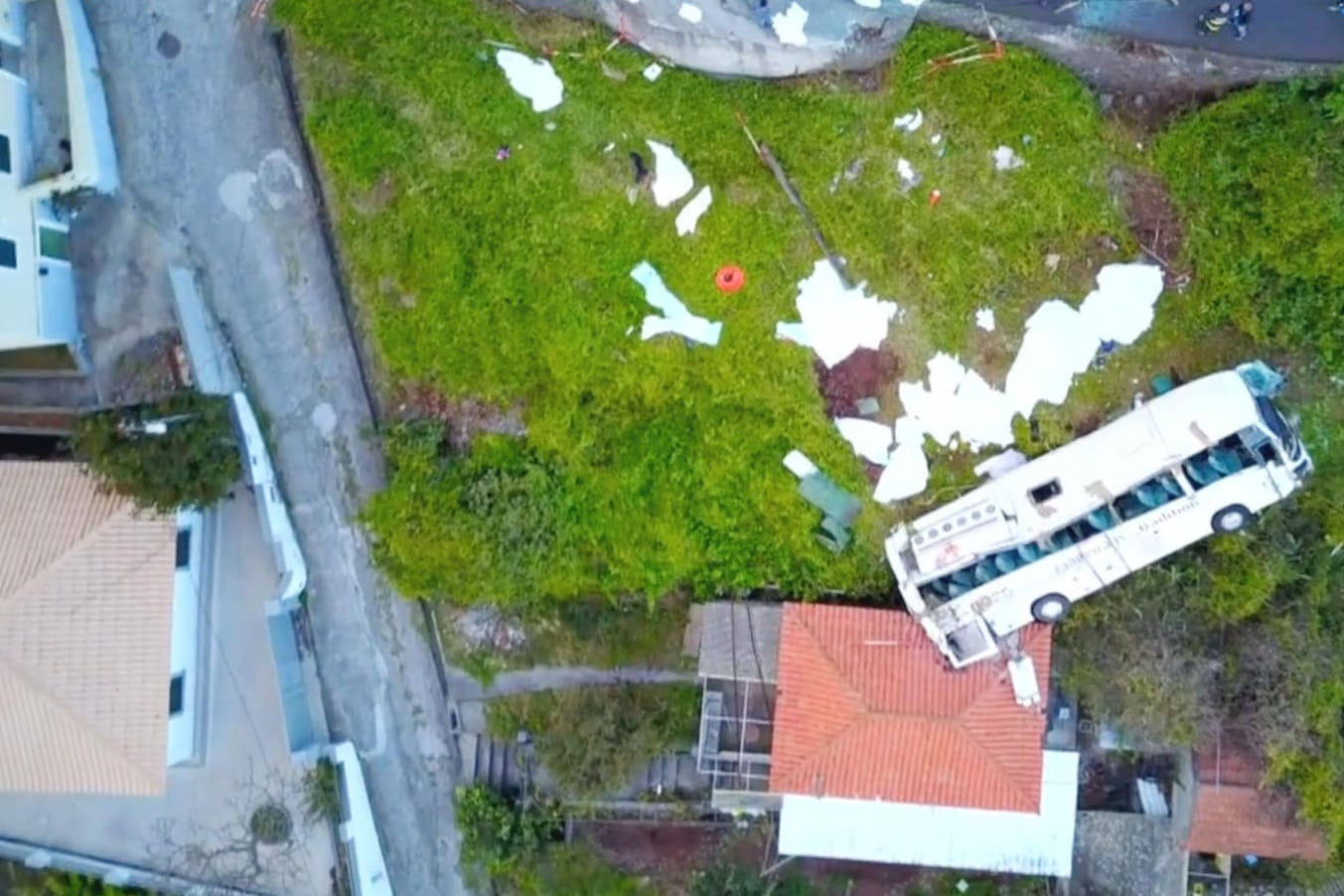 Die Unfallstelle auf Madeira: Der Bus mit den deutschen Touristen kam nur 200 Meter weit.