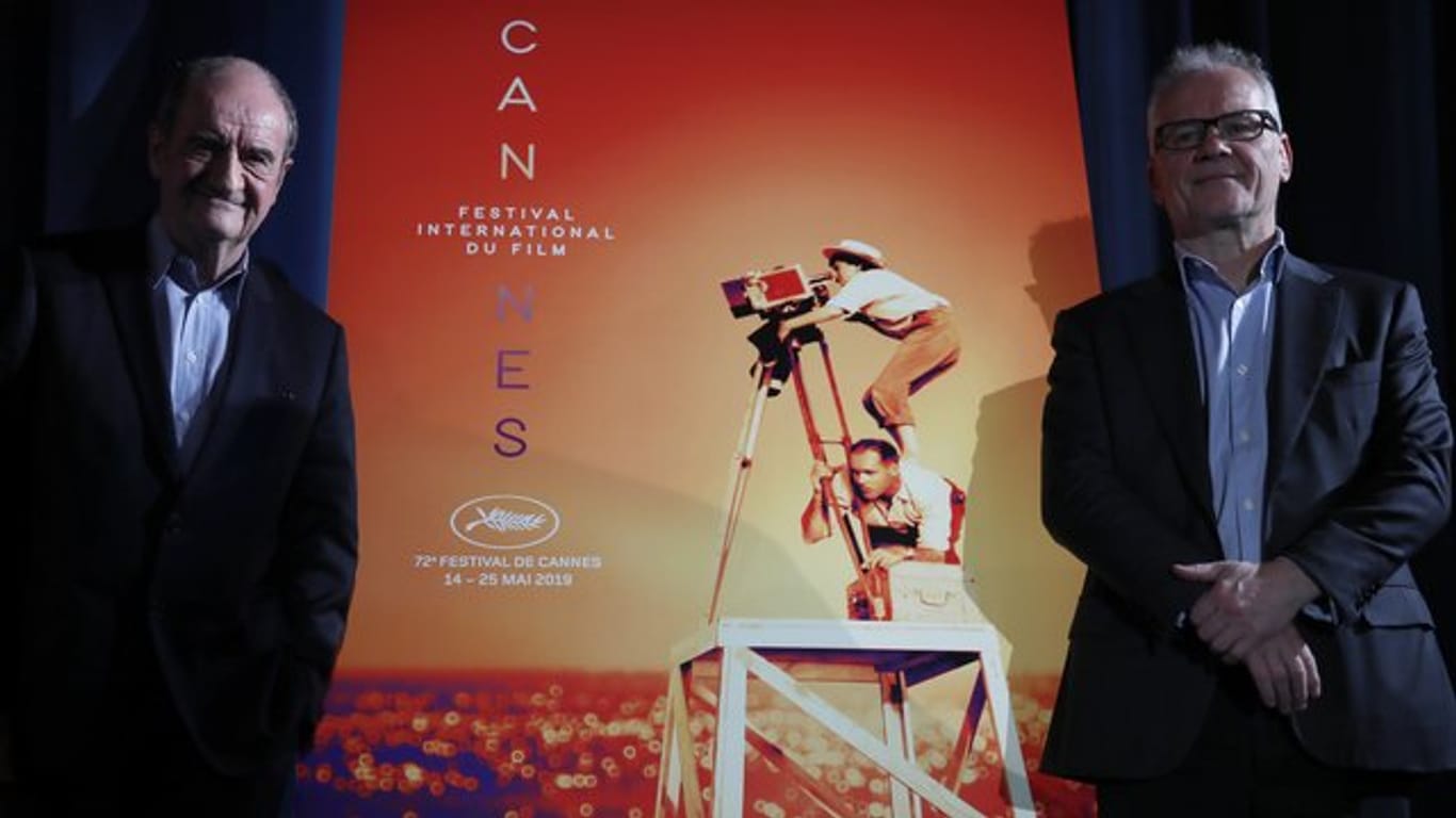 Festivaldirektor Thierry Frémaux (r) und Festivalpräsident Pierre Lescure vor dem offiziellen Cannes-Plakat, das die verstorbene Regisseurin Agnès Varda zeigt.