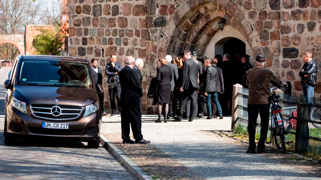 Die Maria-Magdalenen-Kirche in Templin: Familienmitglieder, Freunde und ehemalige Kollegen kommen zum Trauergottesdienst für Angela Merkels Mutter, die am 6. April in Berlin verstorben ist.