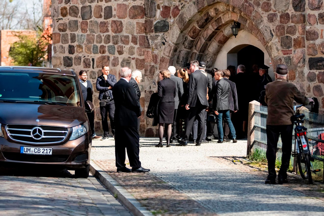 Die Maria-Magdalenen-Kirche in Templin: Familienmitglieder, Freunde und ehemalige Kollegen kommen zum Trauergottesdienst für Angela Merkels Mutter, die am 6. April in Berlin verstorben ist.