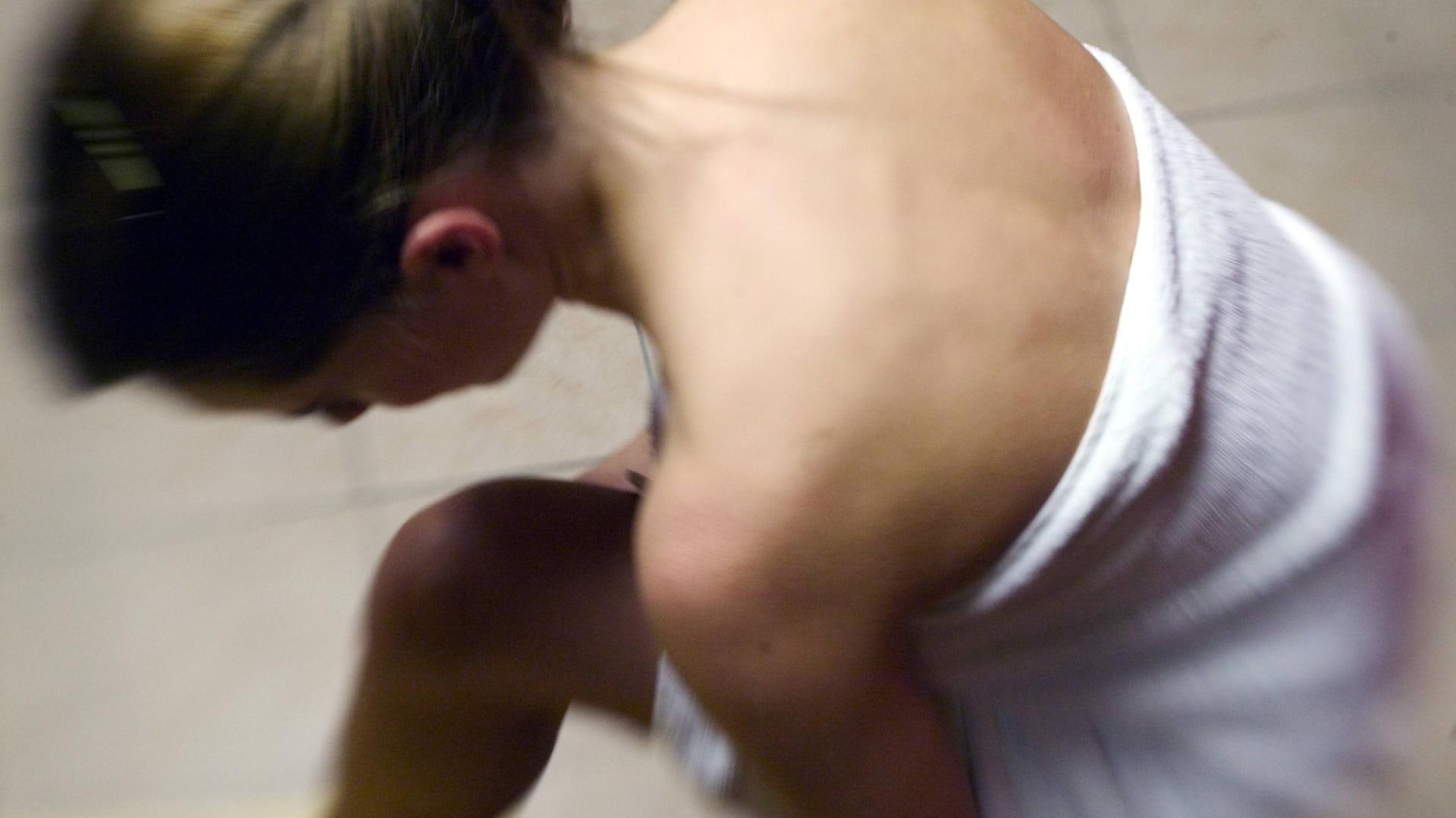 Frau mit einem Handtuch: In der Schweiz soll ein Trainer Kinder beim Duschen gefilmt haben. (Symbolbild) Frau mit einem Handtuch: In der Schweiz soll ein Trainer Kinder beim Duschen gefilmt haben. (Symbolbild)