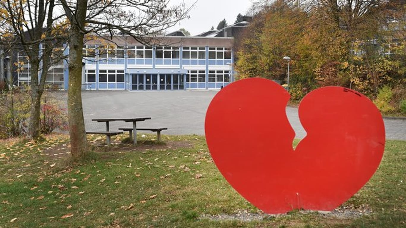 Die Skulptur eines gebrochenen Herzens vor dem Schulzentrum im sauerländischen Wenden: In der Nähe hatte ein 14-Jähriger seinen zwei Jahre älteren Mitschüler erwürgt.