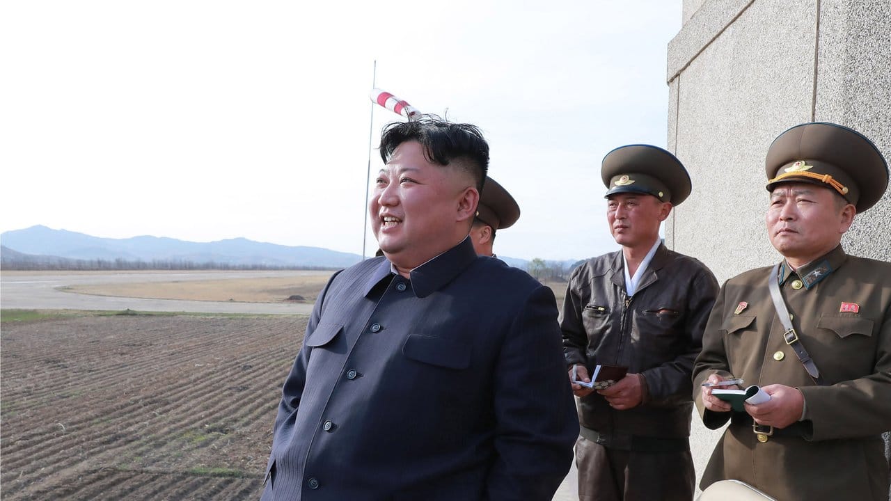 Kim Jong Un: Der Nordkoreanische Machthaber verfolgt eine Flugübung der Koreanischen Volksarmee. (Archivbild)