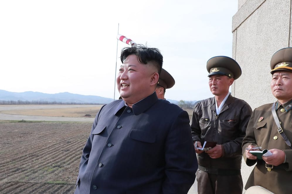 Kim Jong Un: Der Nordkoreanische Machthaber verfolgt eine Flugübung der Koreanischen Volksarmee. (Archivbild)