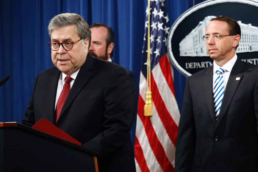 US-Justizminister William Barr mit seinem Stellvertreter Rod Rosenstein bei der Pressekonferenz vor der Veröffentlichung des Mueller-Berichts: Mit Spannung wird die Offenlegung der Ermittlungsergebnisse erwartet. Allerdings sollen viele Passagen geschwärzt sein.