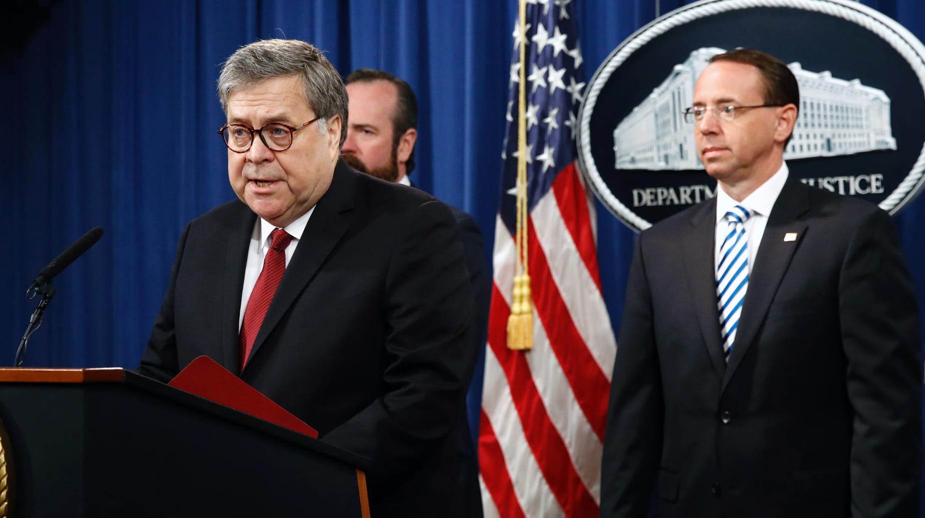 US-Justizminister William Barr mit seinem Stellvertreter Rod Rosenstein bei der Pressekonferenz vor der Veröffentlichung des Mueller-Berichts: Mit Spannung wird die Offenlegung der Ermittlungsergebnisse erwartet. Allerdings sollen viele Passagen geschwärzt sein.