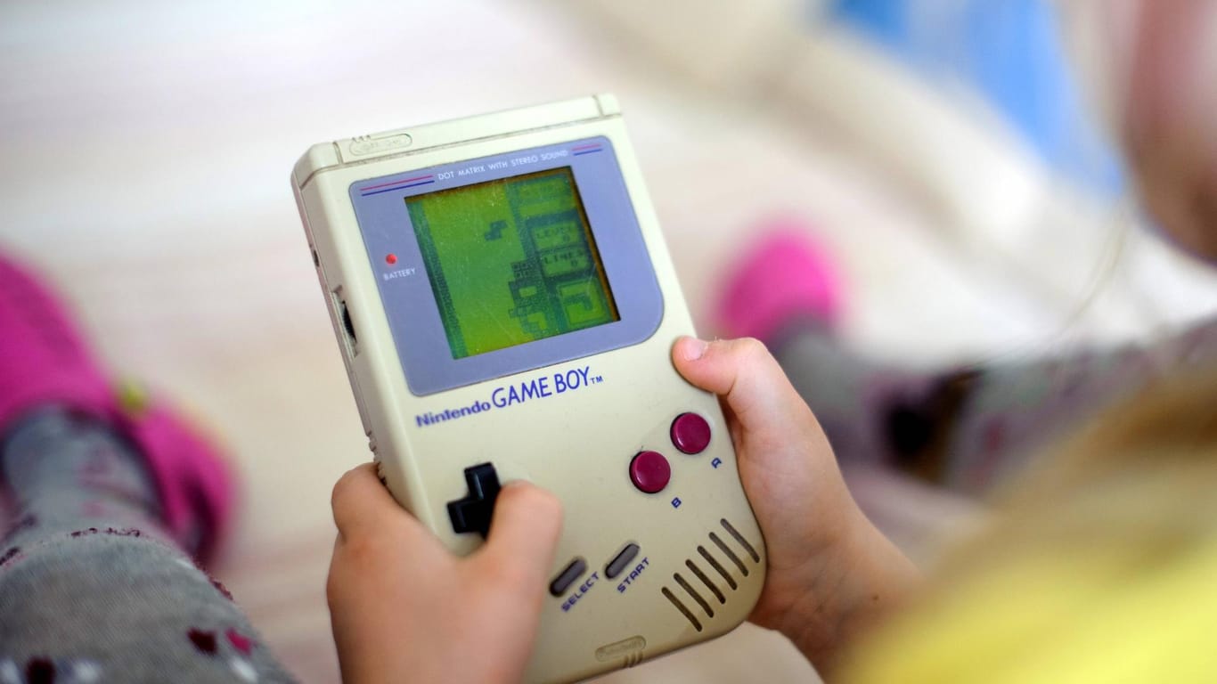 Ein Kind spielt auf einem originalen Game Boy das Spiel Tetris. Sind Sie auch nicht um einen Game Boy herum gekommen?
