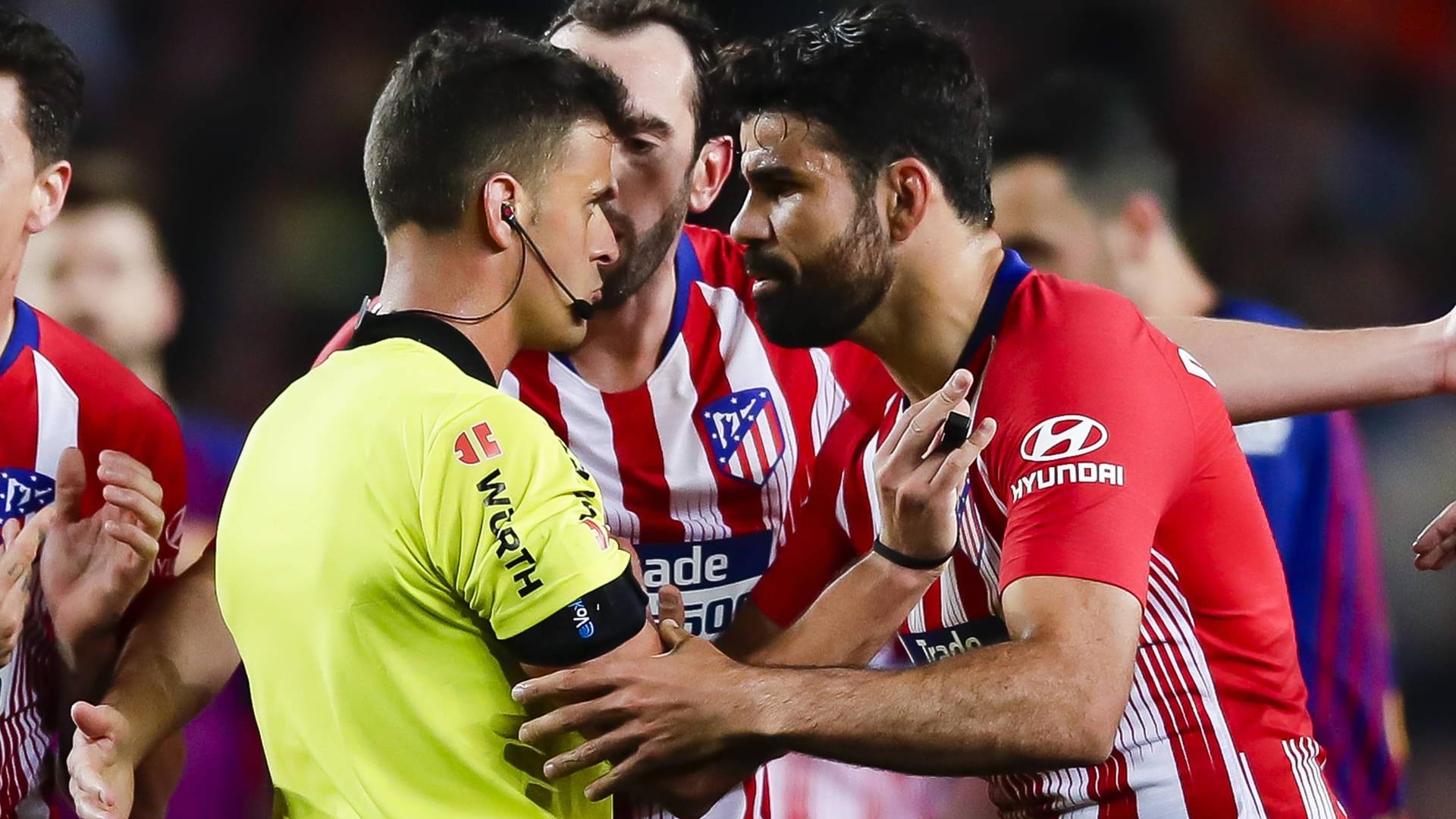 Auslöser des Frusts: Diego Costa wurde nach der Beleidigung des Schiedsrichters für acht Spiele gesperrt. Auslöser des Frusts: Diego Costa wurde nach der Beleidigung des Schiedsrichters für acht Spiele gesperrt.
