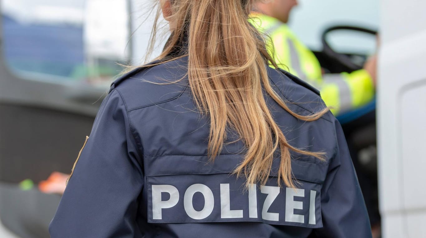 Eine Polizistin: In Mannheim wurde eine Frau wegen Trickbetrugs verhaftet. (Symbolbild)