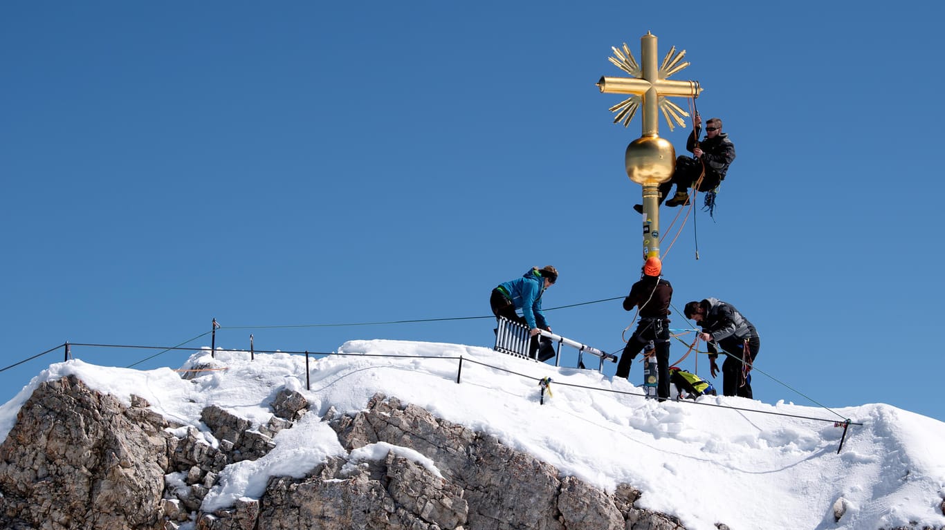 Reparaturarbeiten am Gipfelkreuz der Zugspitze: Das Kreuz wurde bei Stürmen beschädigt.
