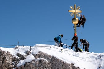 Reparaturarbeiten am Gipfelkreuz der Zugspitze: Das Kreuz wurde bei Stürmen beschädigt.