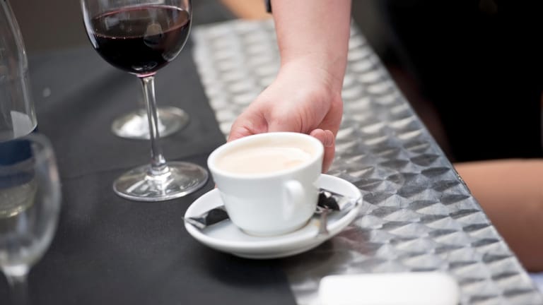 Kaffee und Wein: Welche Auswirkungen haben die Getränke auf die Herzgesundheit?