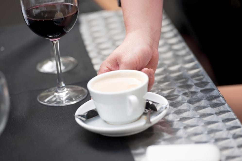 Kaffee und Wein: Welche Auswirkungen haben die Getränke auf die Herzgesundheit?