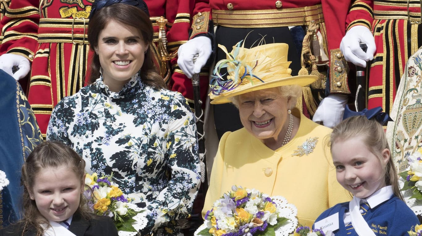 Prinzessin Eugenie und Queen Elizabeth II.: Die beiden nahmen gemeinsam am Royal Maundy Service in der St.-George's-Kapelle in Windsor teil.