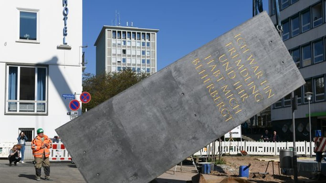 Der Obelisk von Olu Oguibe wird an der Treppenstraße in der Kasseler Innenstadt wieder aufgebaut.