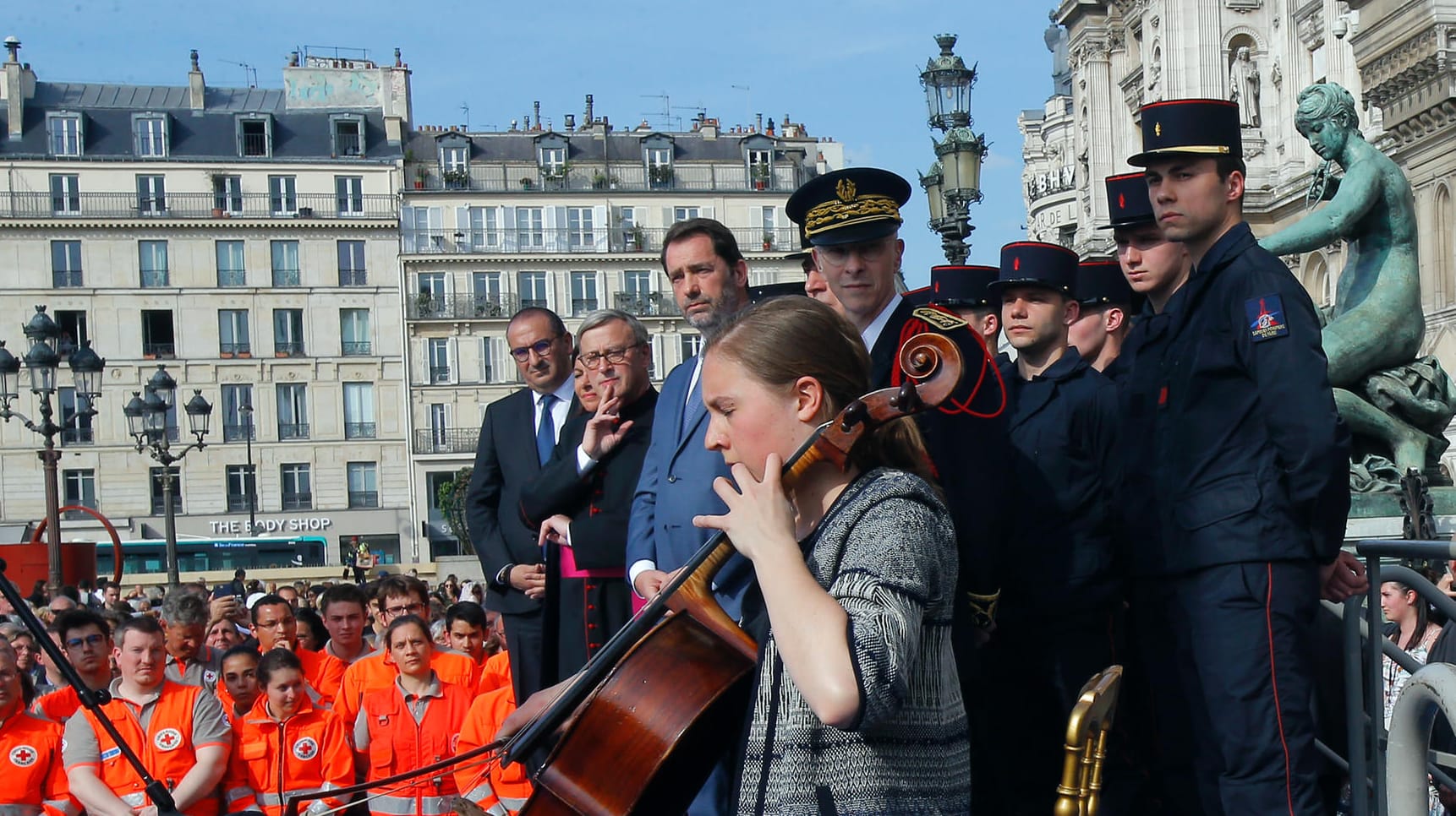 Zeremonie mit Cello vor dem Rathaus: Die Helden von Notre-Dame sind geehrt worden. Zeremonie mit Cello vor dem Rathaus: Die Helden von Notre-Dame sind geehrt worden.