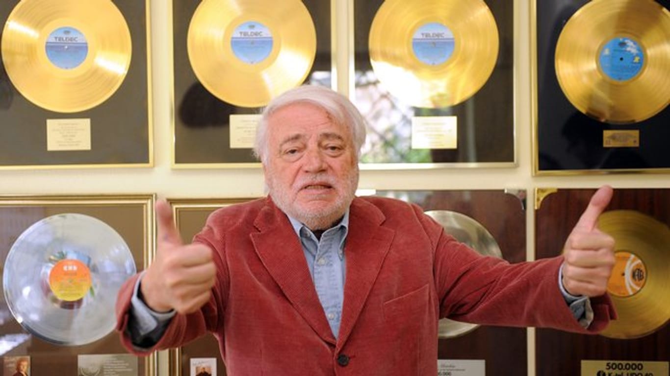 Die Goldenen Schallplatten untermauern den Erfolg von Hans Rudolf Beierlein.