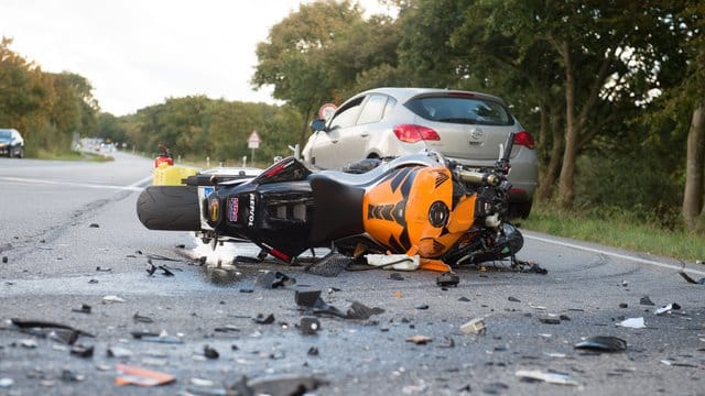 Schlimmes Szenario: Ersthelfer müssen dennoch einen kühlen Kopf bewahren und unter anderem bewusstlosen Bikern vorsichtig den Helm abnehmen.